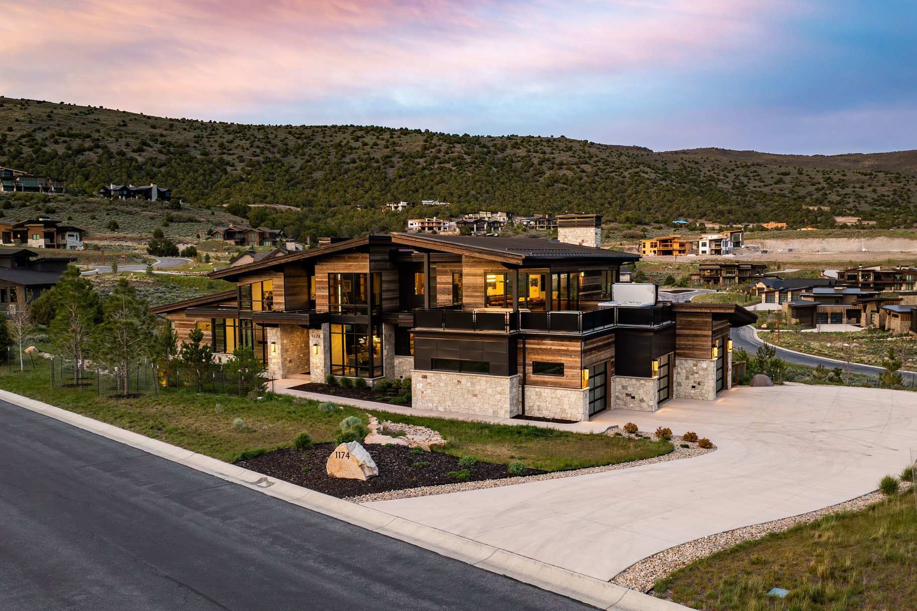  New Mountain Contemporary Home on Rare Double Lot with Timp Views - 物件實景