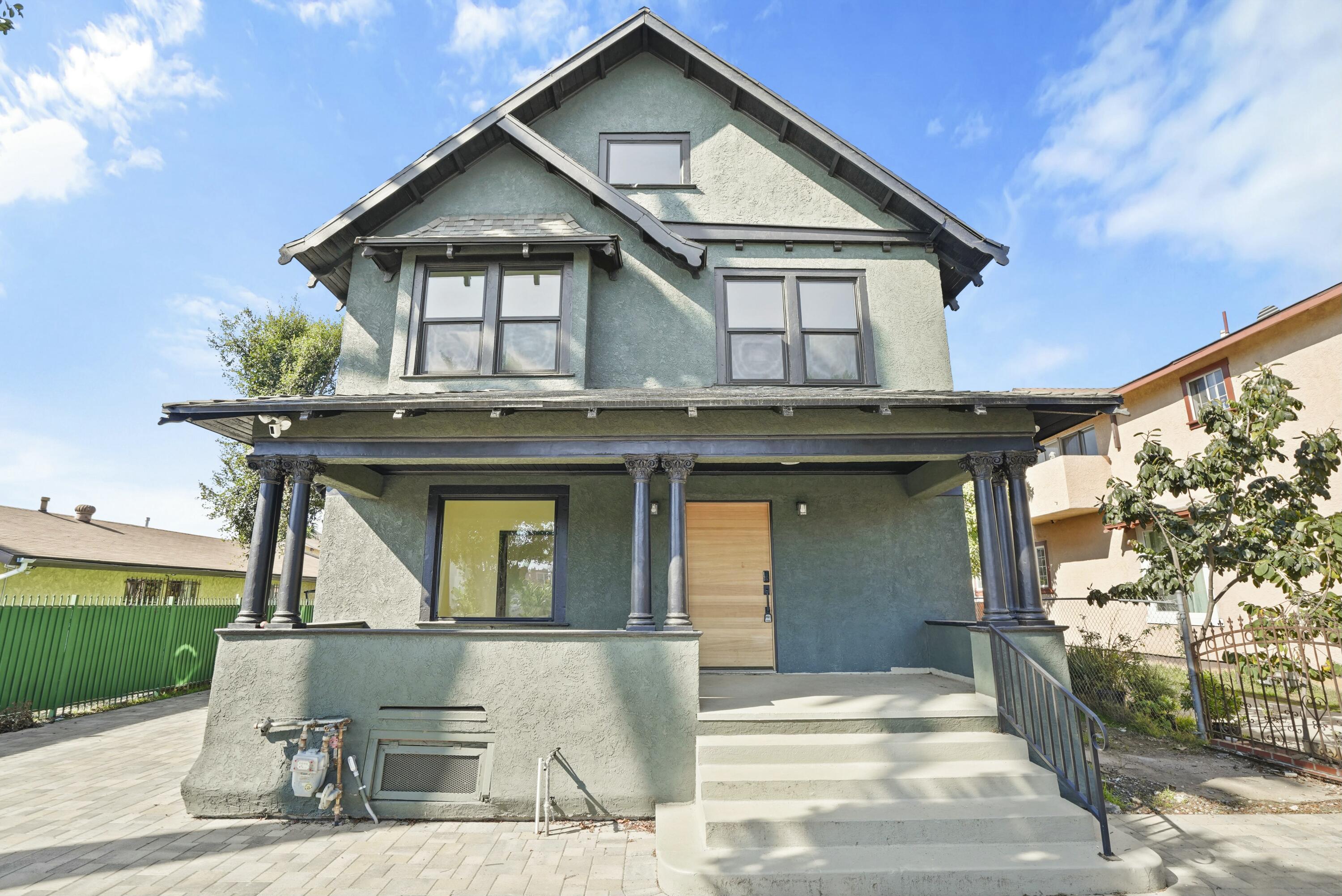 Los Angeles, California, 90007, United States, 5 Bedrooms Bedrooms, ,3 BathroomsBathrooms,Residential,For Sale,1979563