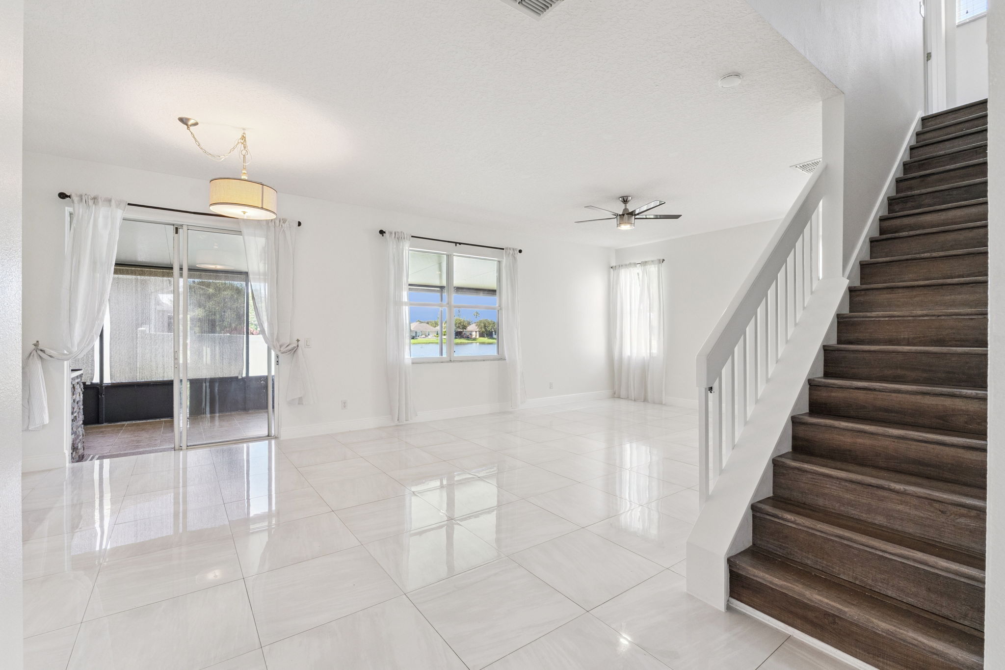 Orlando, Florida, 32825, United States, 5 Bedrooms Bedrooms, ,4 BathroomsBathrooms,Residential,For Sale,1980757