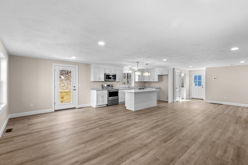 Plymouth, Massachusetts, 02360, United States, 3 Bedrooms Bedrooms, ,4 BathroomsBathrooms,Residential,For Sale,2049050