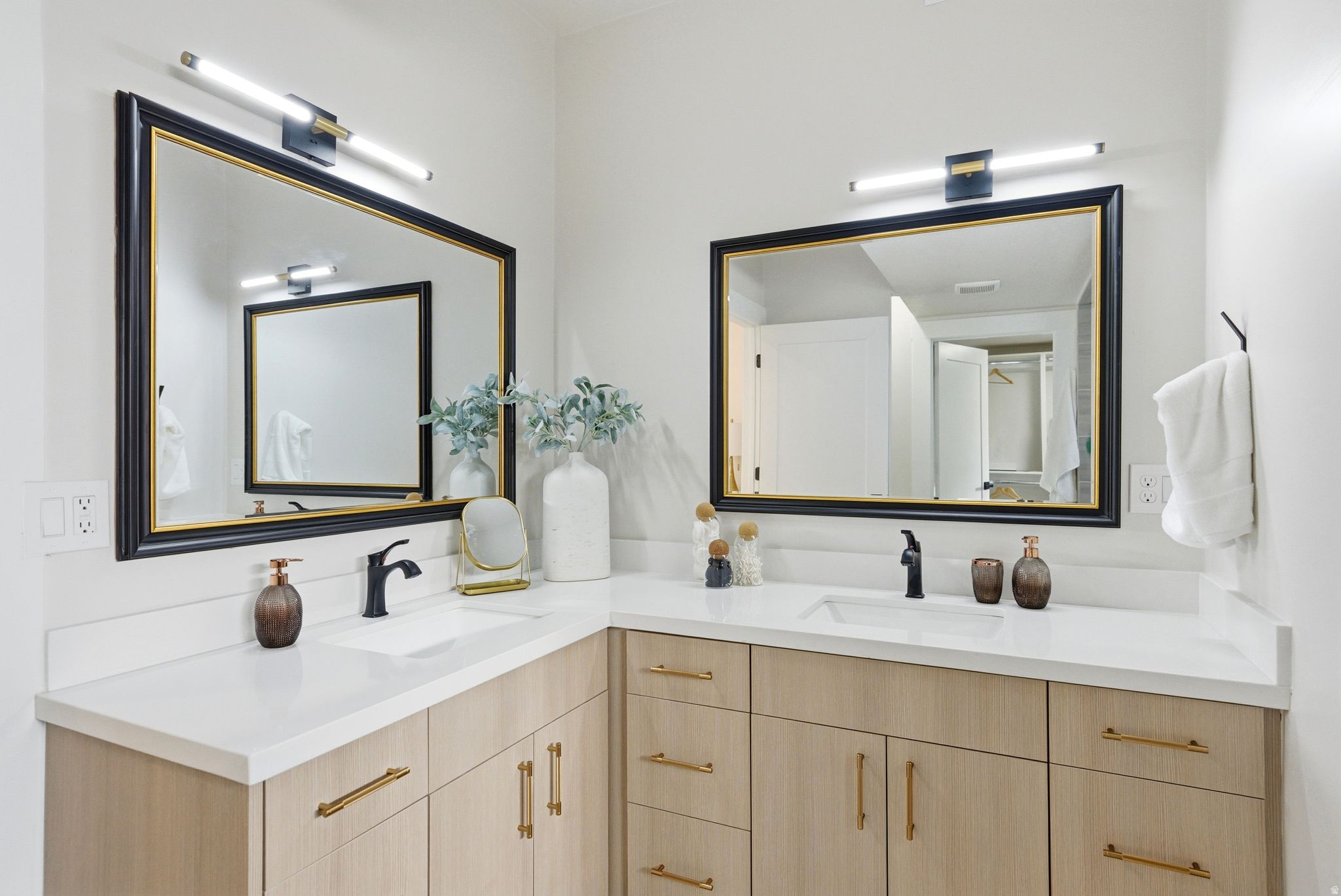 Salt Lake City, Utah, 84105, United States, 4 Bedrooms Bedrooms, ,2 BathroomsBathrooms,Residential,For Sale,2001722