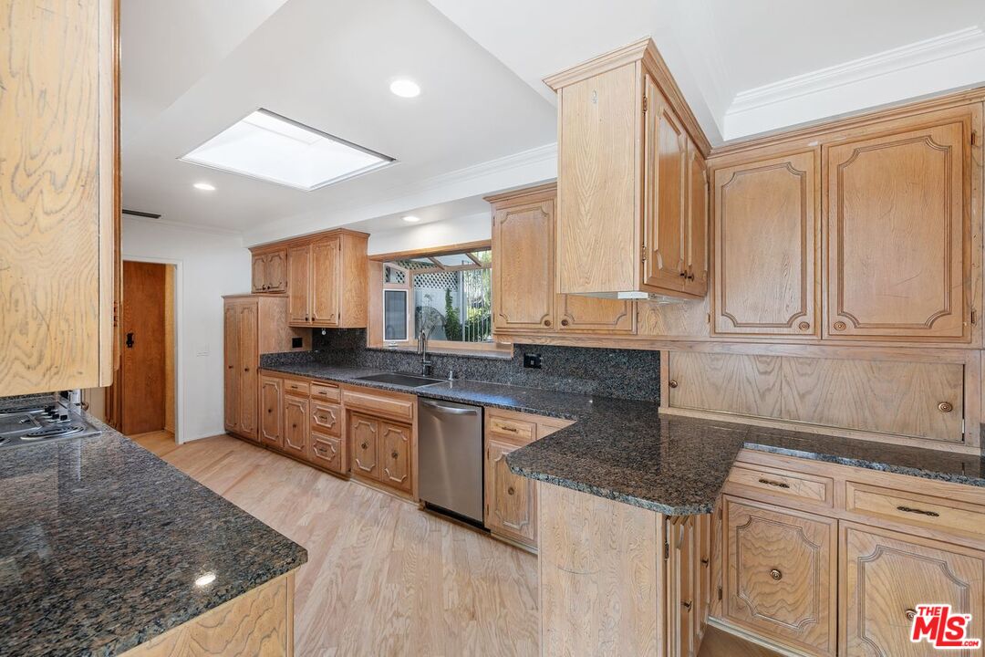 Los Angeles, California, 90069, United States, 4 Bedrooms Bedrooms, ,3 BathroomsBathrooms,Residential,For Sale,1989358