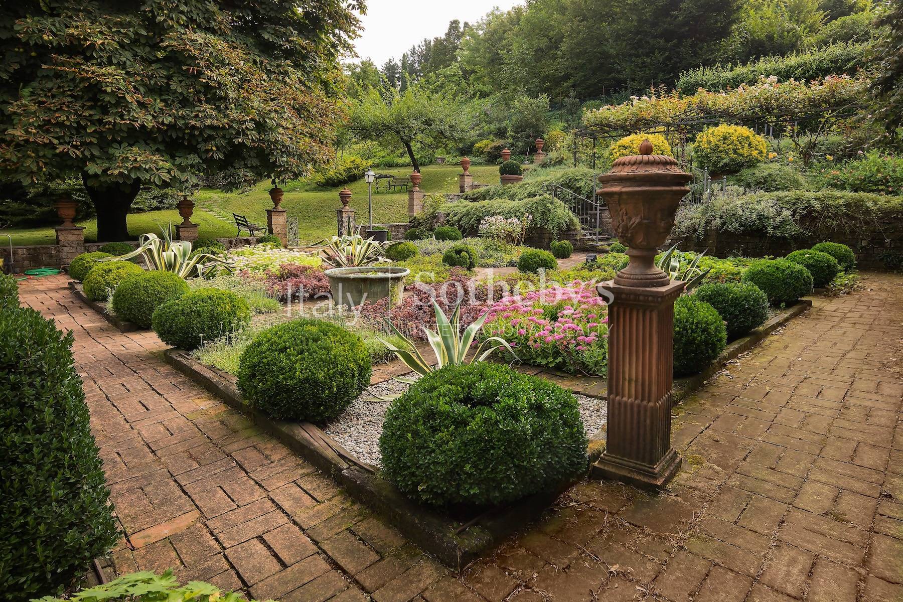  Prestigious residence with a magnificent landscaped garden. - 物件實景