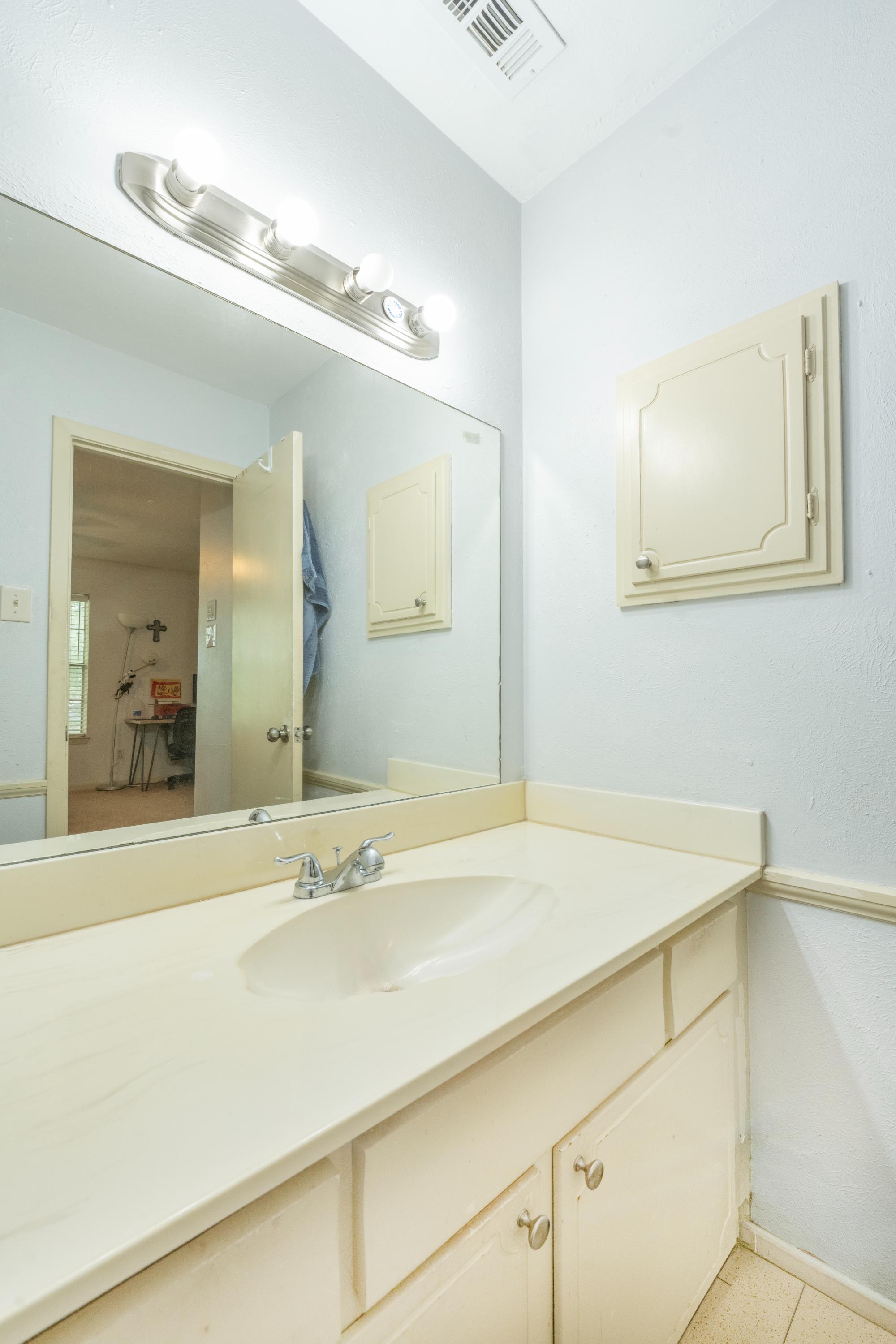  Comfort, Convenience, and Charm—Beautiful 3-Bedroom Townhome - 物件實景