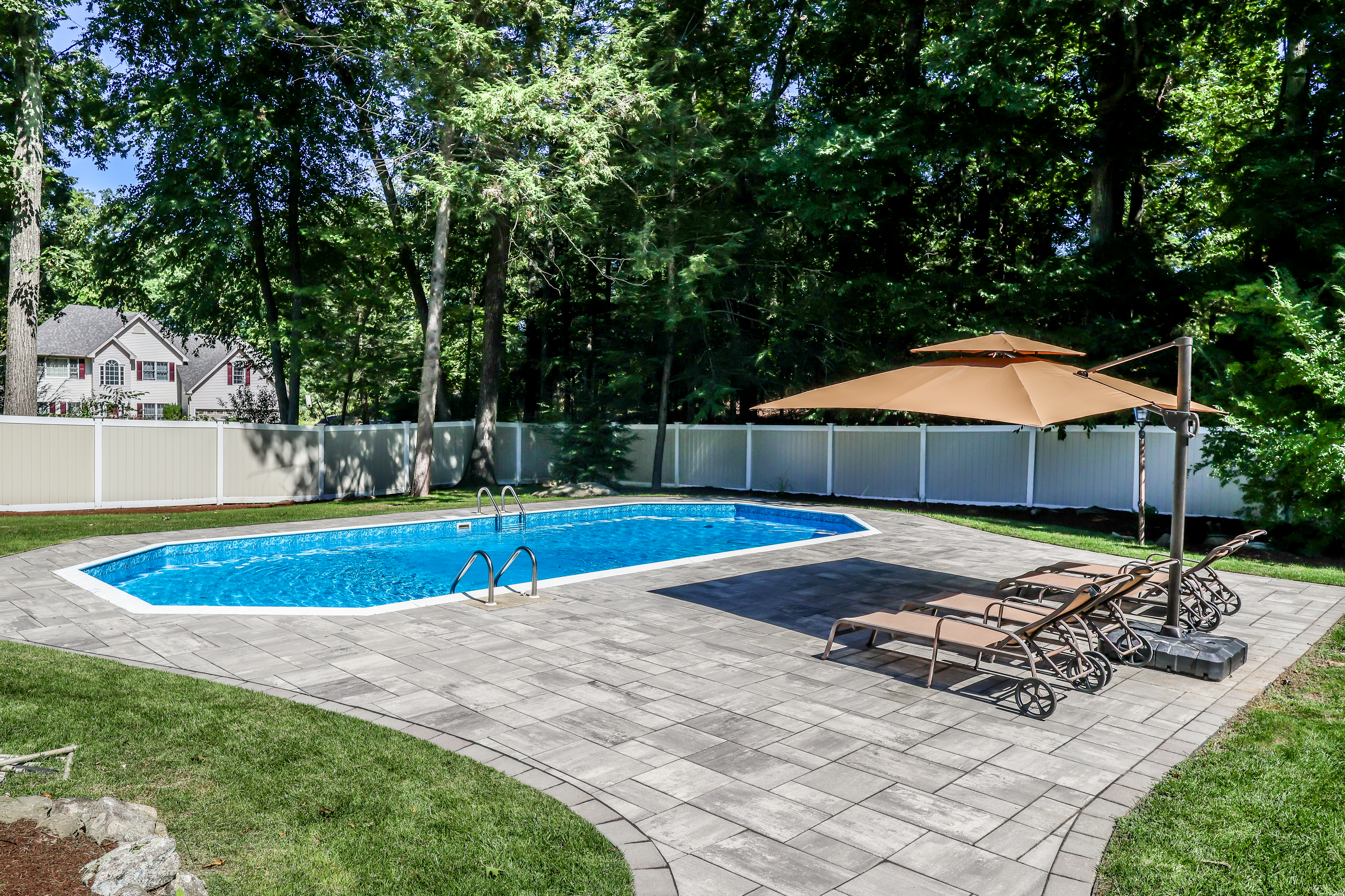  One Level Acre with a Pool - 物件實景
