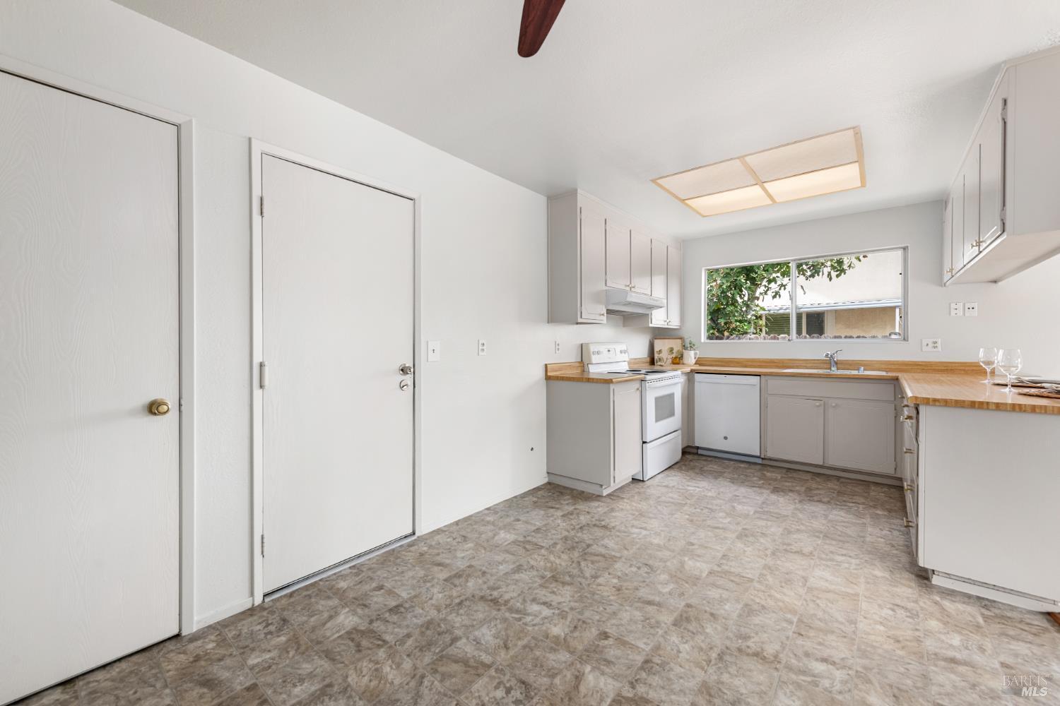 Vacaville, California, 95687, United States, 4 Bedrooms Bedrooms, ,2 BathroomsBathrooms,Residential,For Sale,1977124