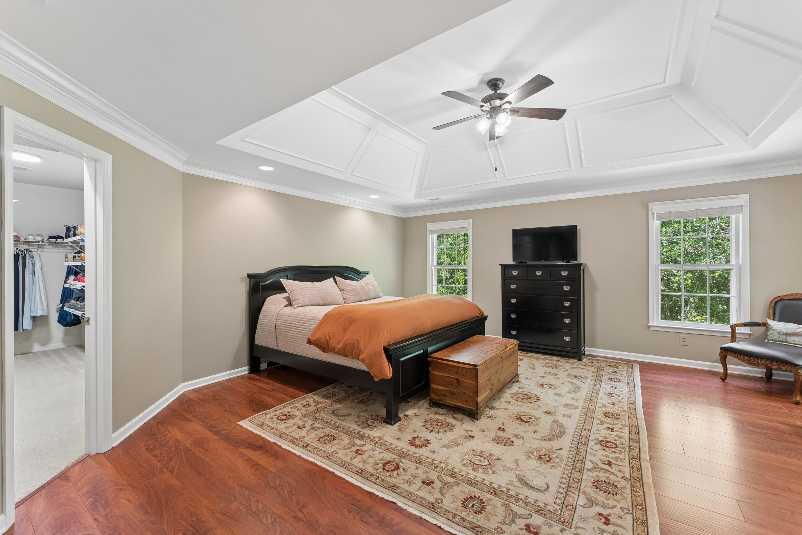  Stately Brick-front Home Offers Timeless Curb Appeal - 物件實景
