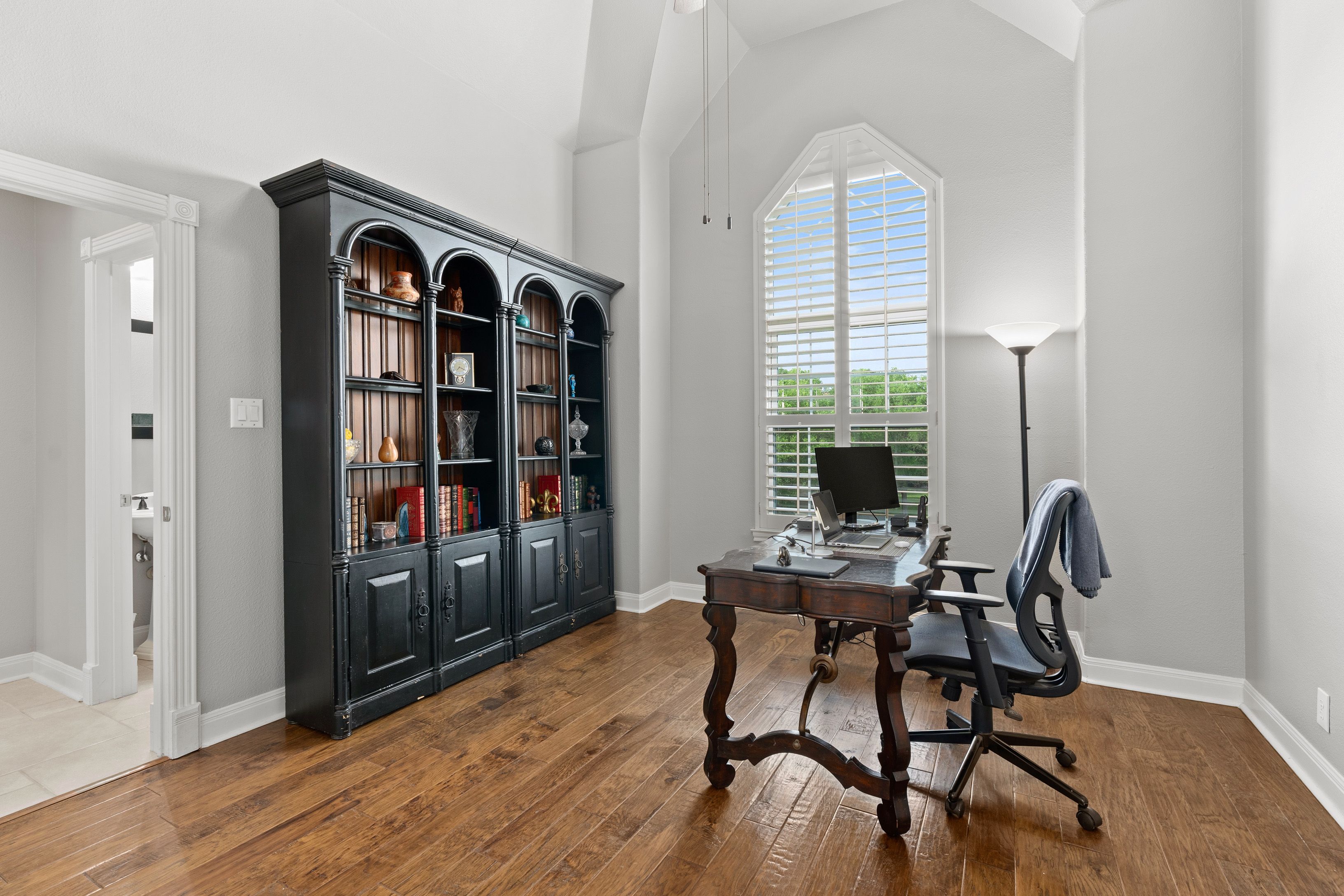  Spacious Estate with Poolside Views - 物件實景