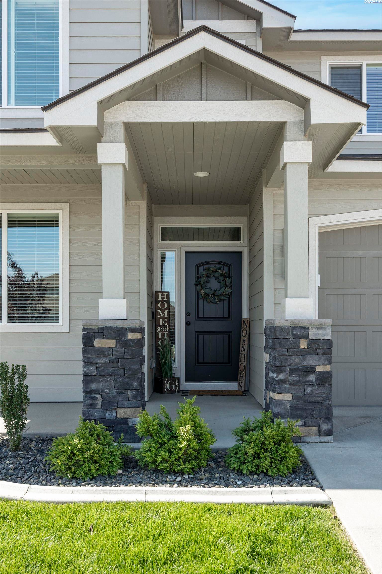 Kennewick, Washington, 99338, United States, 5 Bedrooms Bedrooms, ,3 BathroomsBathrooms,Residential,For Sale,1984207