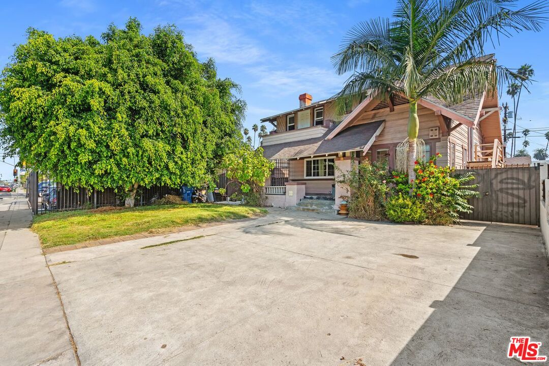 Los Angeles, California, 90043, United States, 3 Bedrooms Bedrooms, ,3 BathroomsBathrooms,Residential,For Sale,1818072