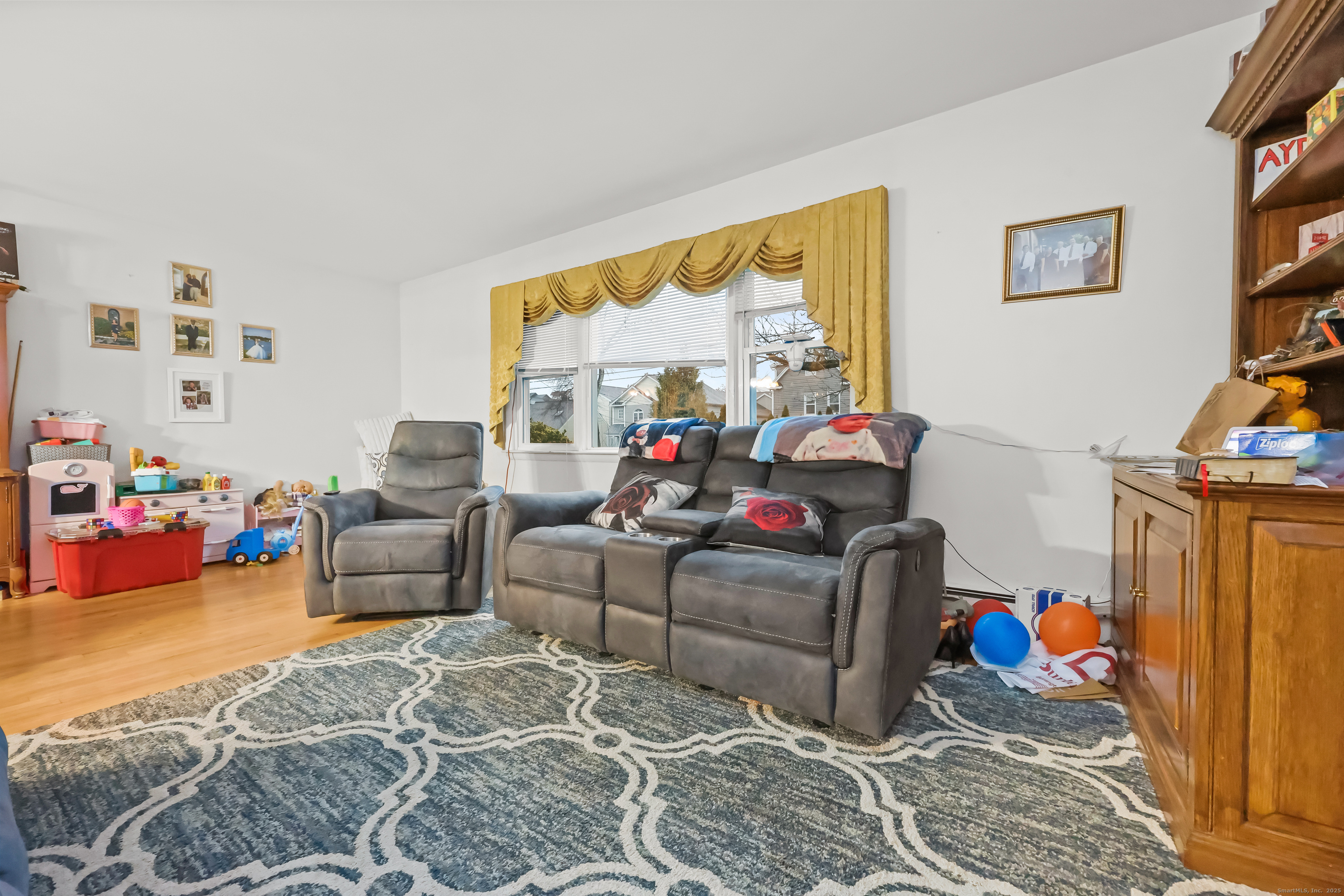 Stamford, Connecticut, 06902, United States, 6 Bedrooms Bedrooms, ,2 BathroomsBathrooms,Residential,For Sale,2003004