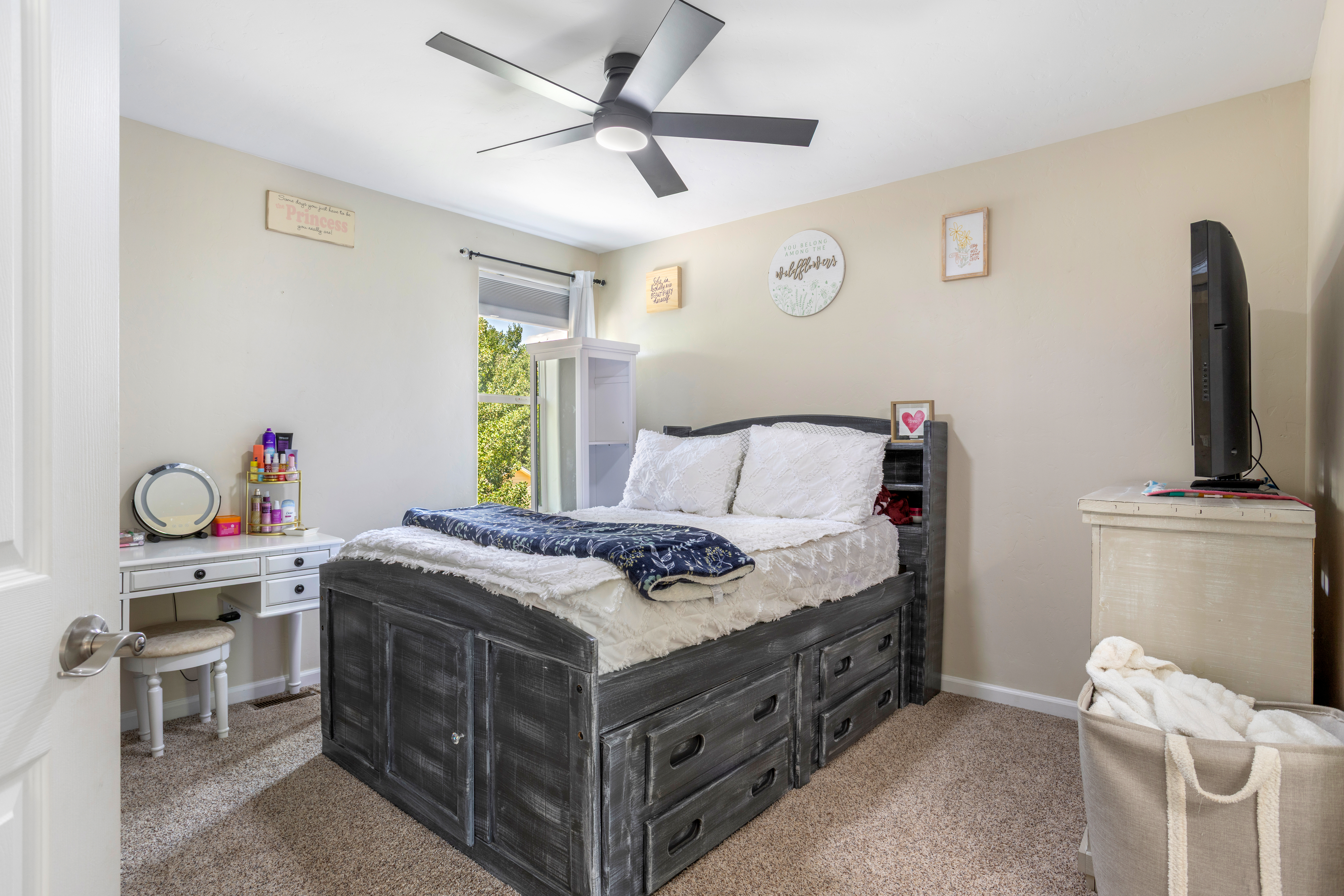  4 Bedroom Located by Dog Park and Trails - 物件實景