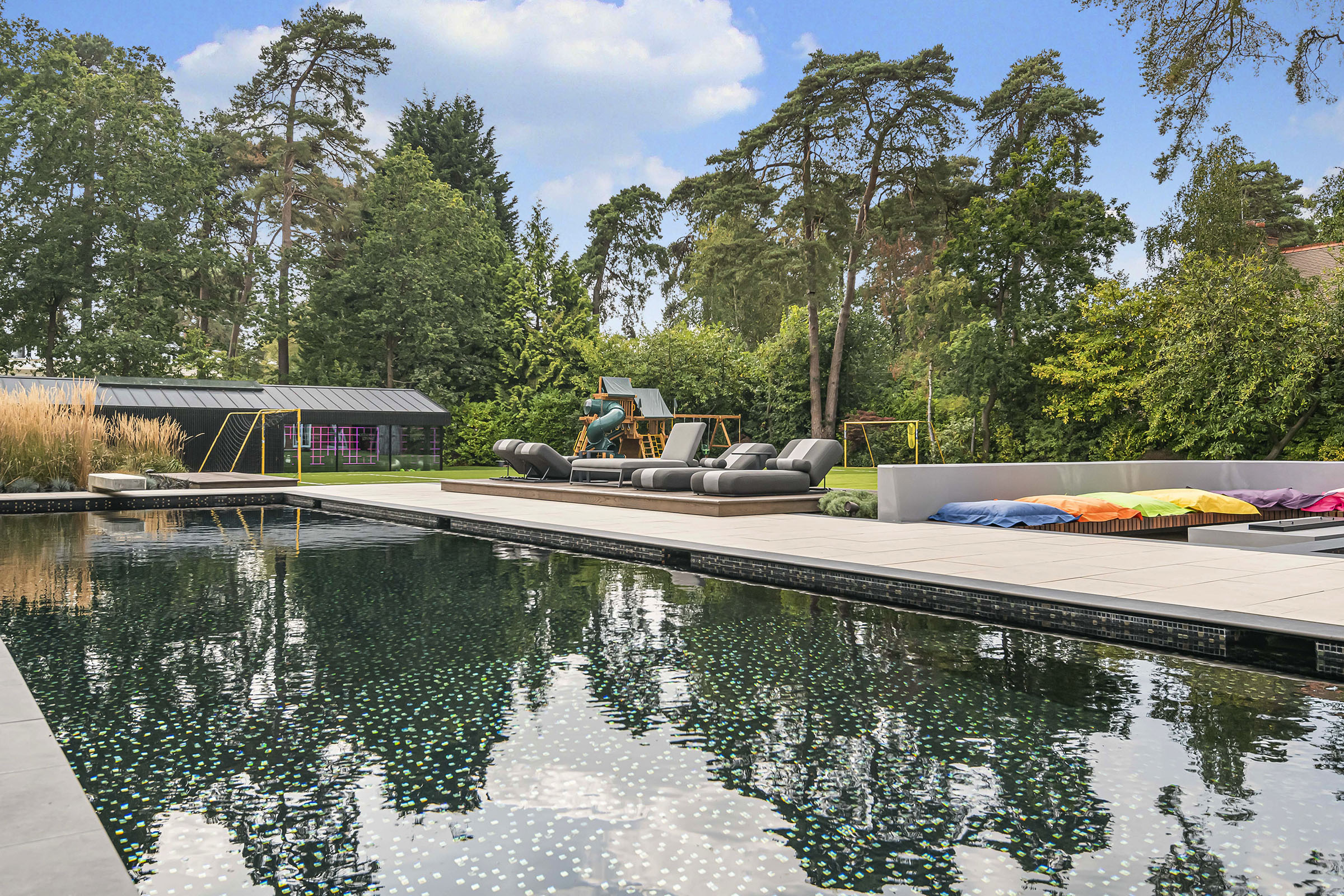  Luxury amenities and an abundance of space in this gated home - 物件實景