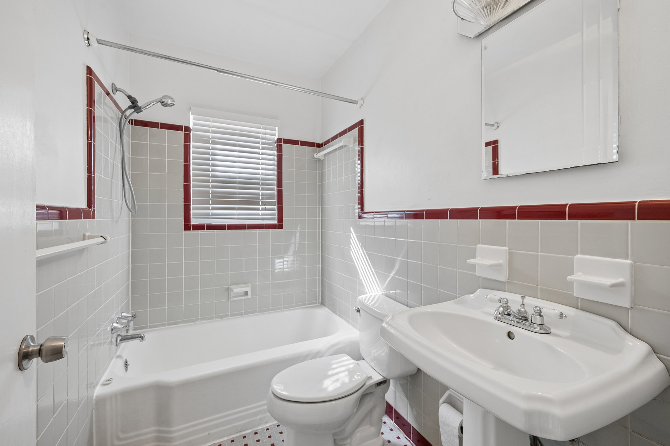  Beautifully Updated Brick Duplex Offers Rare Opportunity in the Heart of Decatur - 物件實景