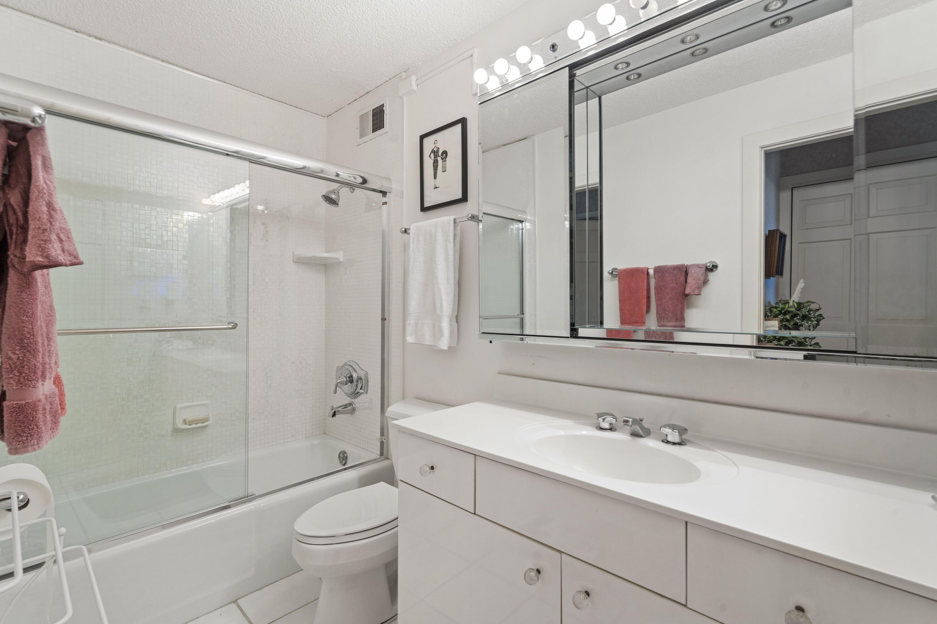 Milwaukee, Wisconsin, 53202, United States, 5 Bedrooms Bedrooms, ,5 BathroomsBathrooms,Residential,For Sale,1827277