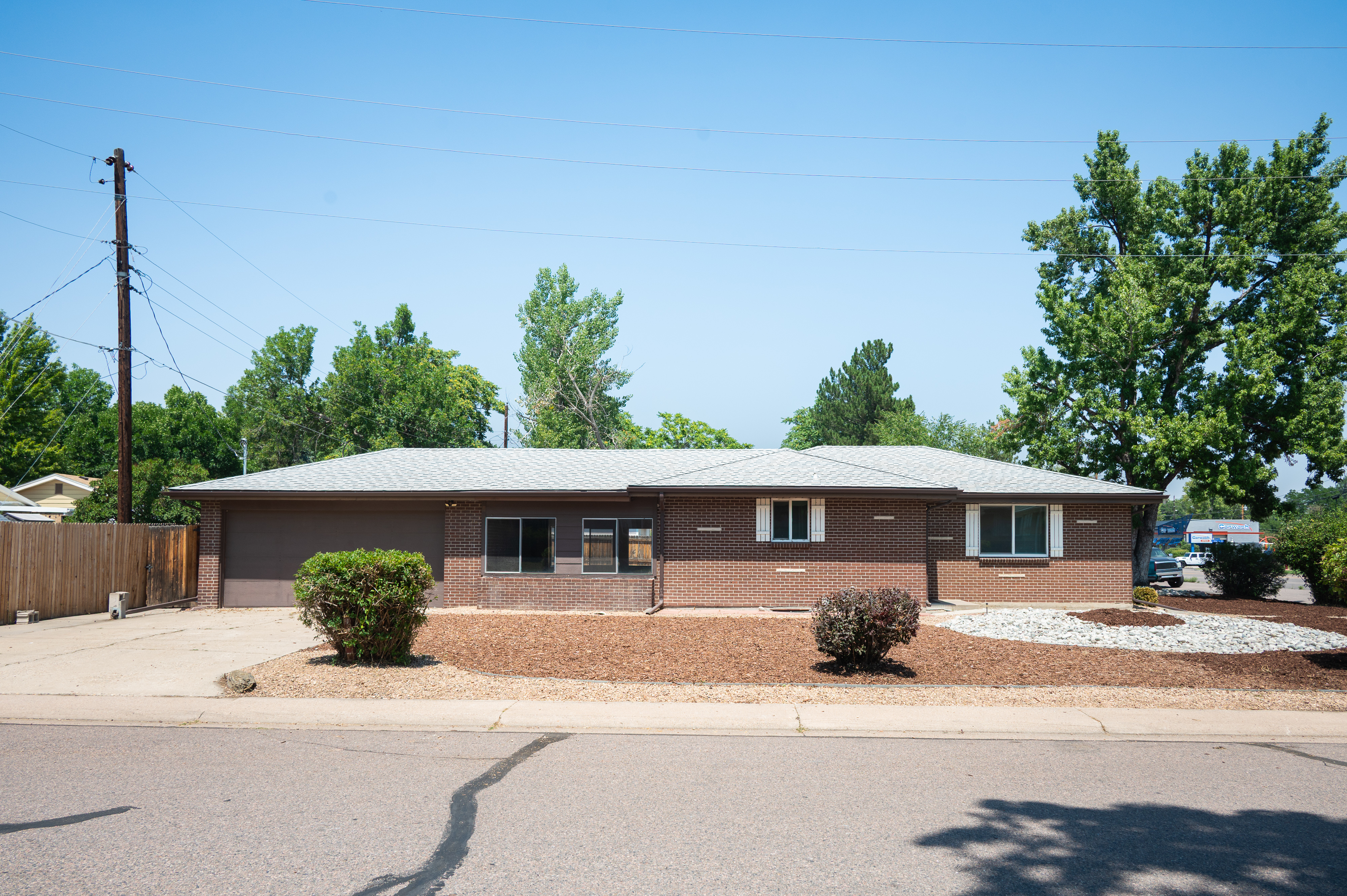  All Brick Ranch Home Offering Residential Comfort with Commercial Potential - 物件實景