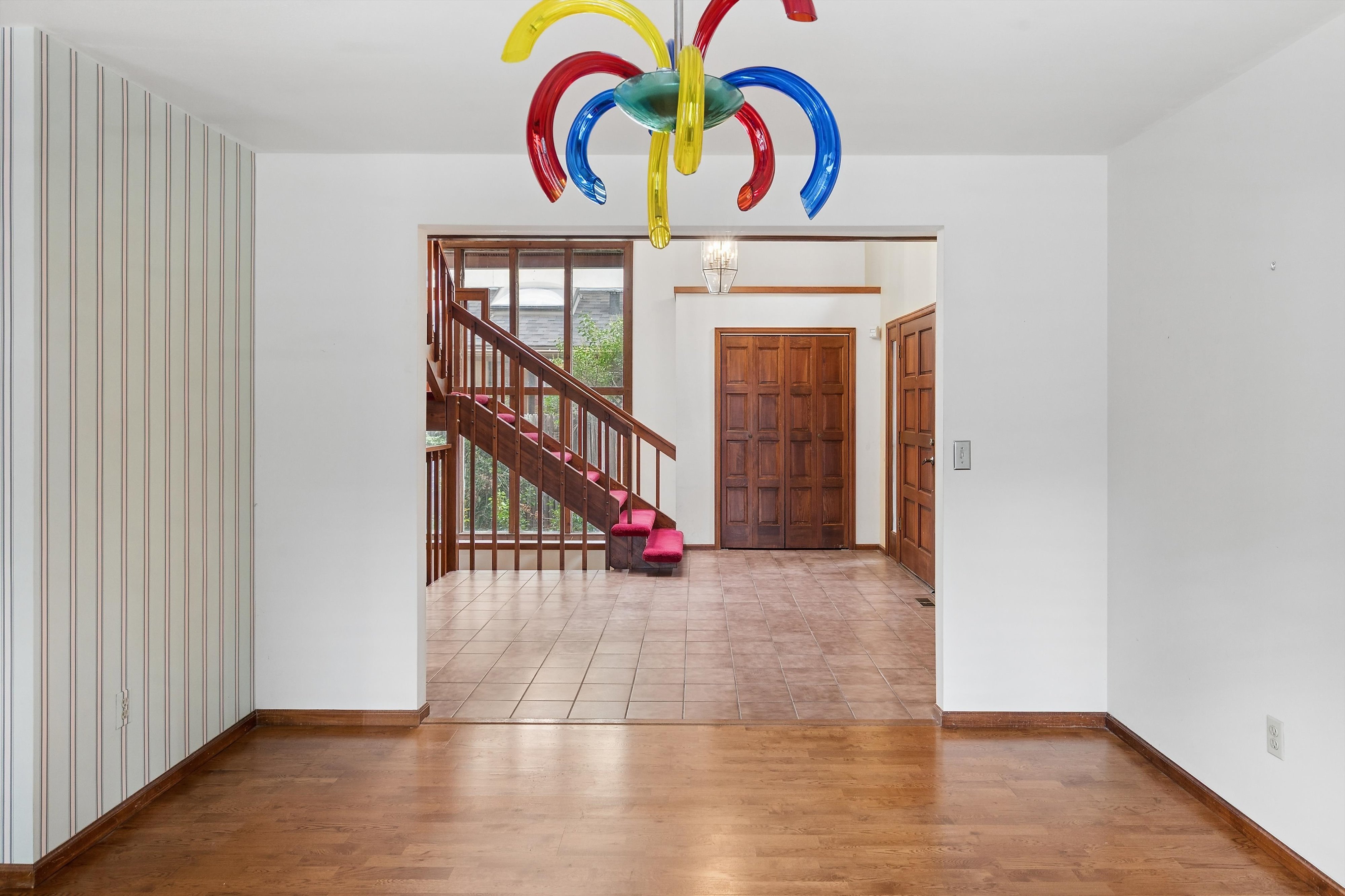  Architecturally distinctive home exudes a warm chalet and alpine feeling - 物件實景