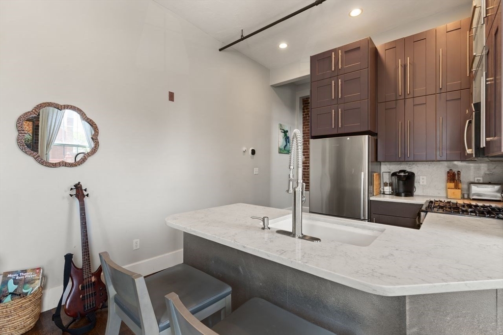 Salem, Massachusetts, 01970, United States, 2 Bedrooms Bedrooms, ,2 BathroomsBathrooms,Residential,For Sale,1896365