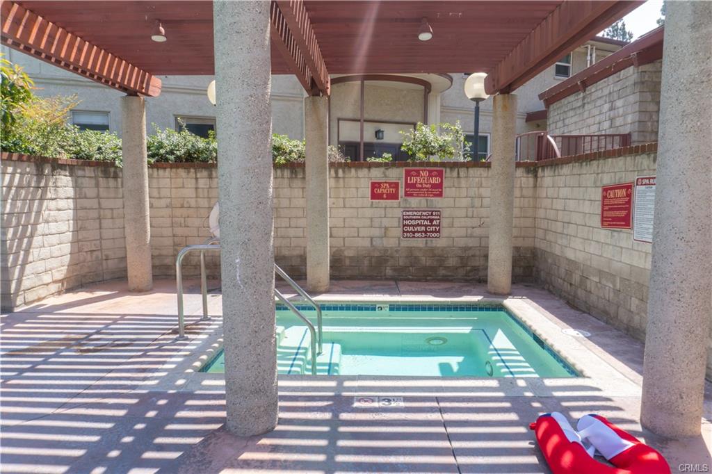 Los Angeles, California, 90016, United States, 2 Bedrooms Bedrooms, ,2 BathroomsBathrooms,Residential,For Sale,1930666