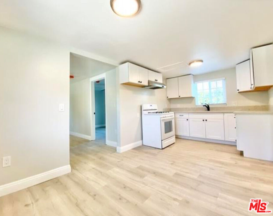 Los Angeles, California, 90003, United States, 9 Bedrooms Bedrooms, ,Residential,For Sale,1940130