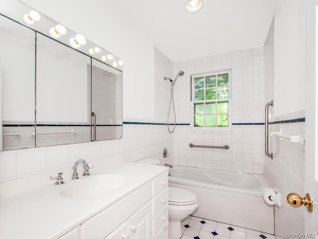 New Rochelle, New York, 10804, United States, 3 Bedrooms Bedrooms, ,2 BathroomsBathrooms,Residential,For Sale,1943386
