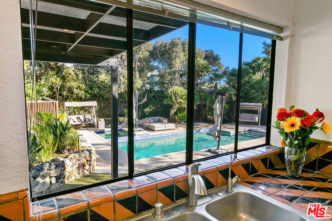Malibu, California, 90265, United States, 3 Bedrooms Bedrooms, ,3 BathroomsBathrooms,Residential,For Sale,1949478