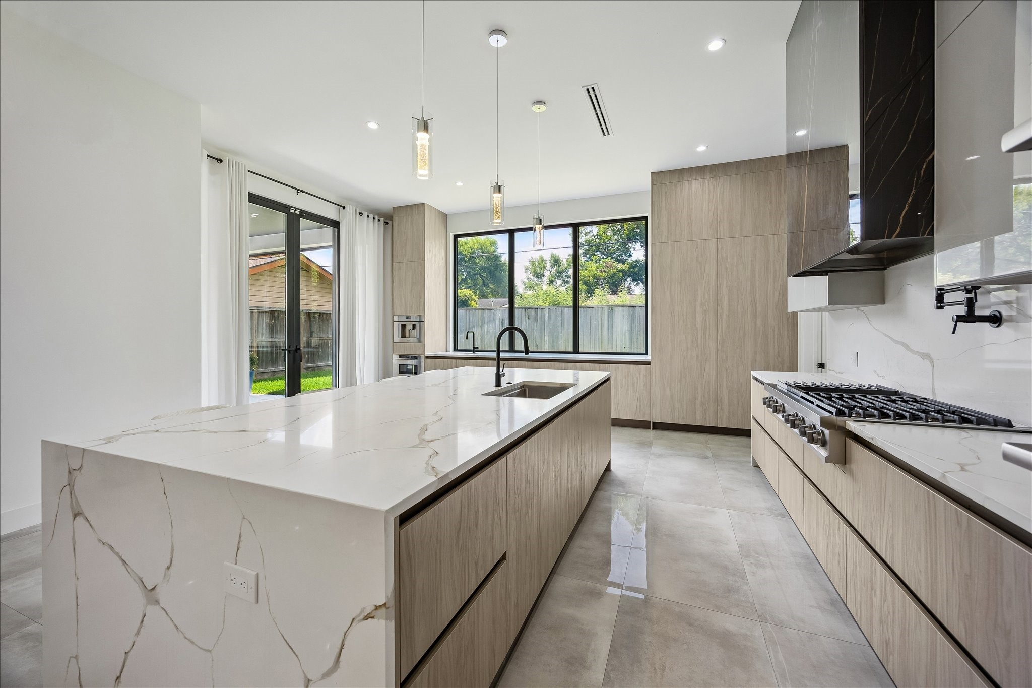  9909 Larston Street - 物件實景