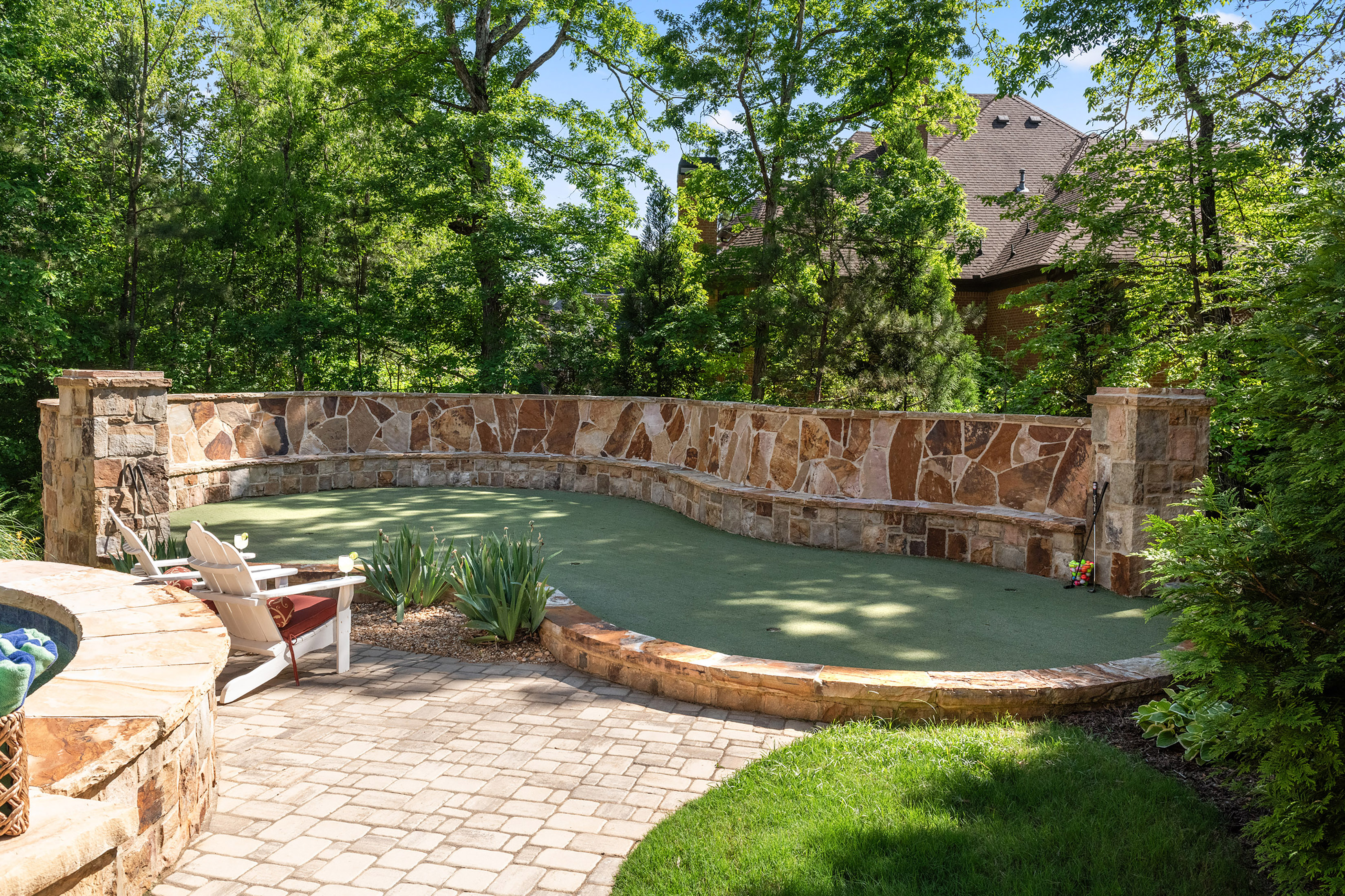  Experience Refined Estate Living in this Exceptional All-Brick and Stone Ranch - 物件實景