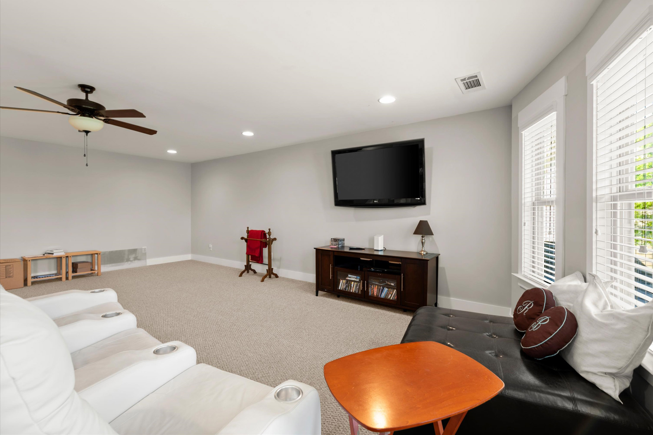  One-of-a-kind Home Offers an Exceptional Blend of Space, Style, and Upgrades - 物件實景