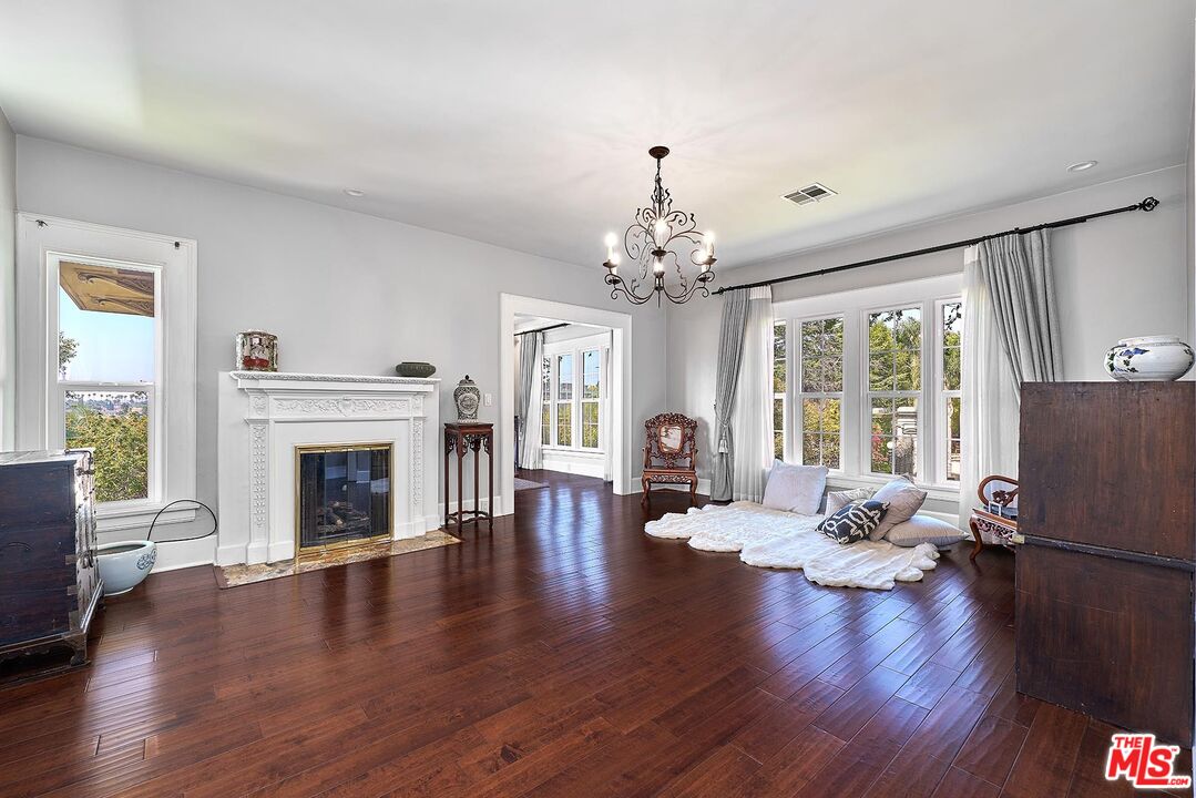 Los Angeles, California, 90005, United States, 5 Bedrooms Bedrooms, ,6 BathroomsBathrooms,Residential,For Sale,1907226