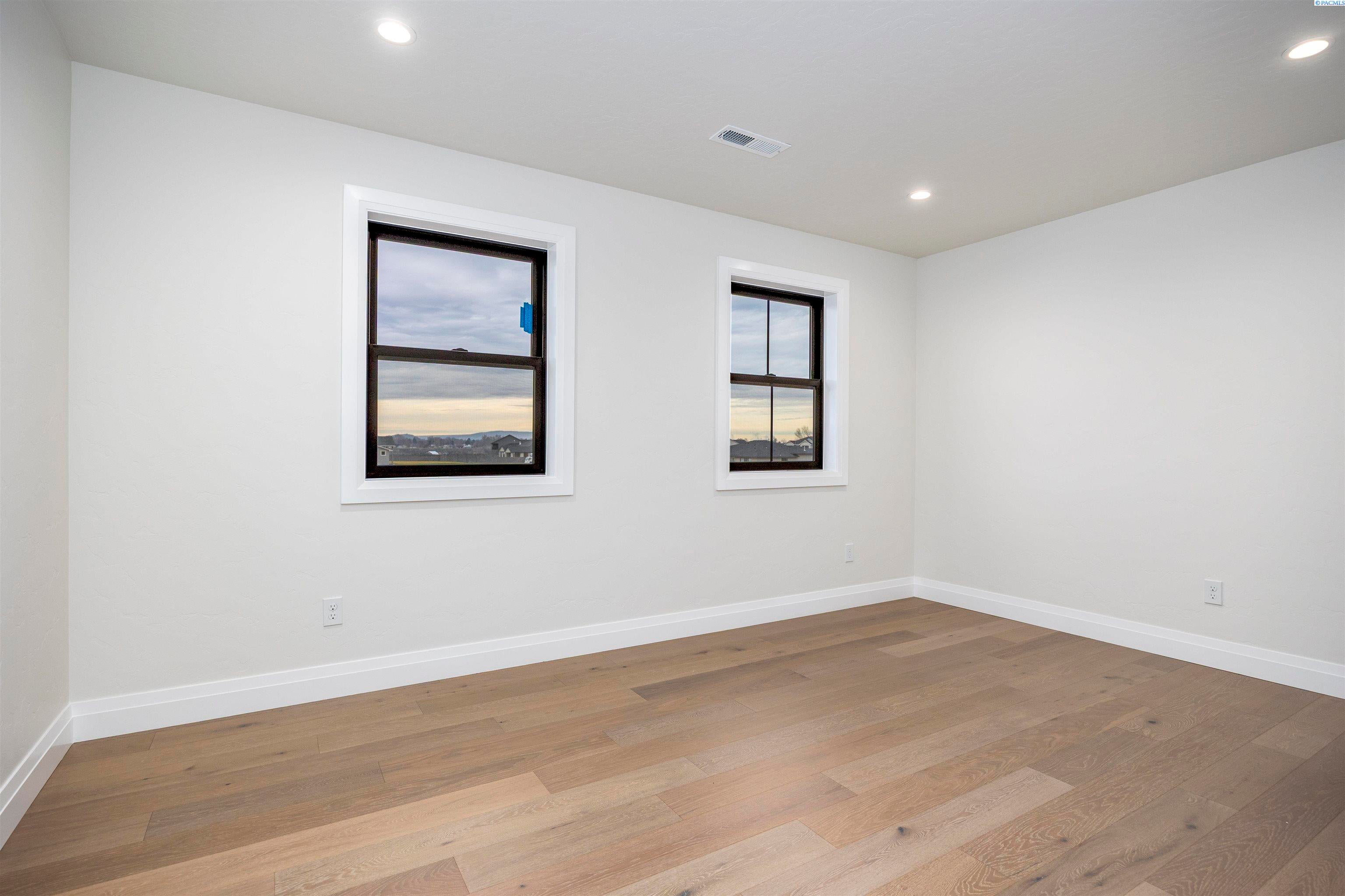 Pasco, Washington, 99301, United States, 4 Bedrooms Bedrooms, ,3 BathroomsBathrooms,Residential,For Sale,2005425