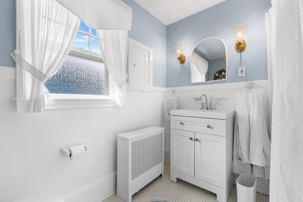 Quincy, Massachusetts, 02170, United States, 3 Bedrooms Bedrooms, ,1 BathroomBathrooms,Residential,For Sale,1988344