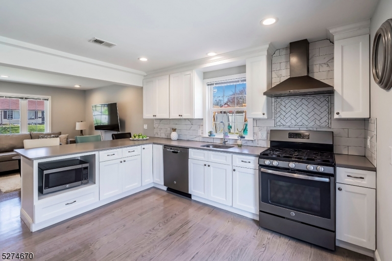 Rahway City, New Jersey, 07065, United States, 4 Bedrooms Bedrooms, ,2 BathroomsBathrooms,Residential,For Sale,1892652