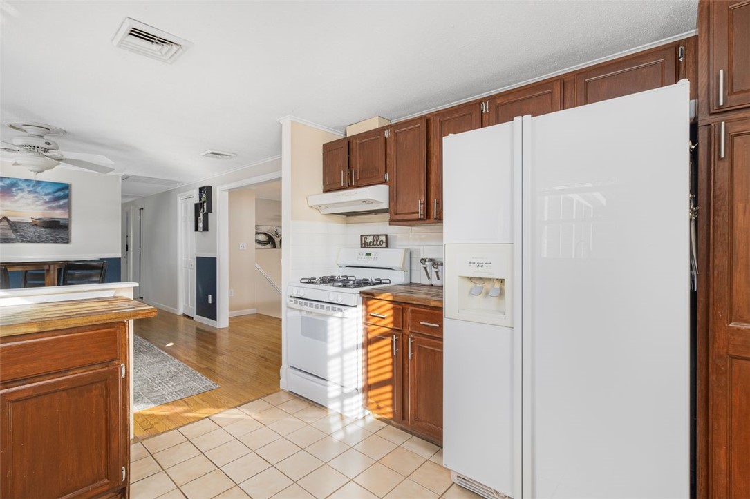 Cranston, Rhode Island, 02921, United States, 3 Bedrooms Bedrooms, ,2 BathroomsBathrooms,Residential,For Sale,1996913