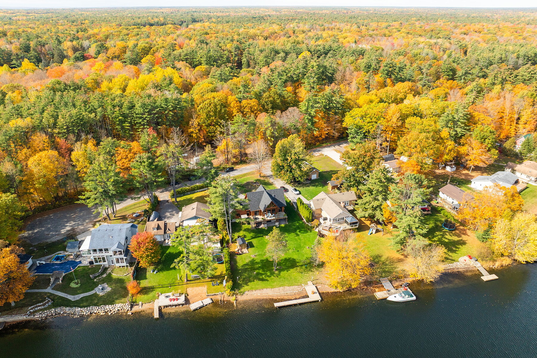  Inviting Waterfront Log Home - 物件實景