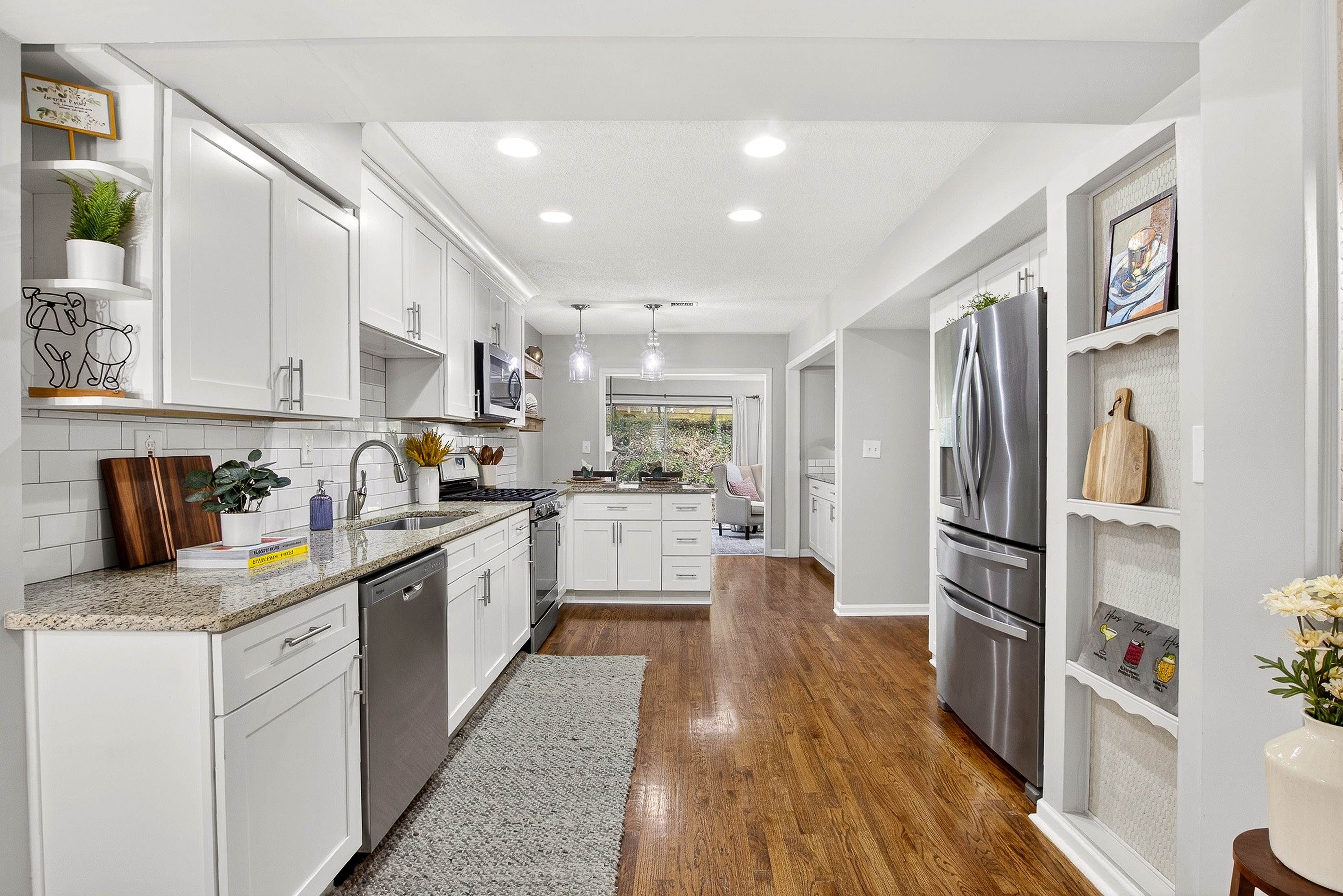  Spacious and Updated Townhome Offers Comfort, Charm and Convenience - 物件實景