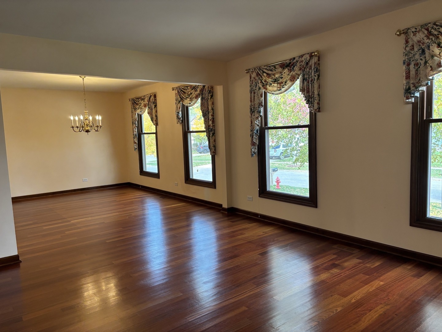 Hoffman Estates, Illinois, 60010, United States, 5 Bedrooms Bedrooms, ,3 BathroomsBathrooms,Residential,For Sale,1989423