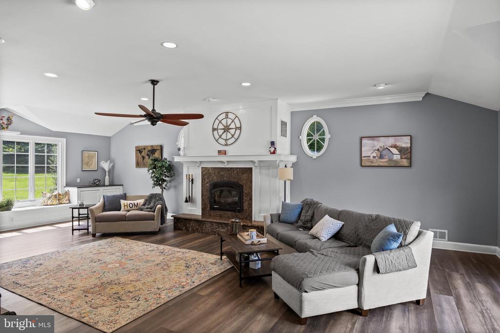 Cream Ridge, New Jersey, 08514, United States, 4 Bedrooms Bedrooms, ,3 BathroomsBathrooms,Residential,For Sale,1902972