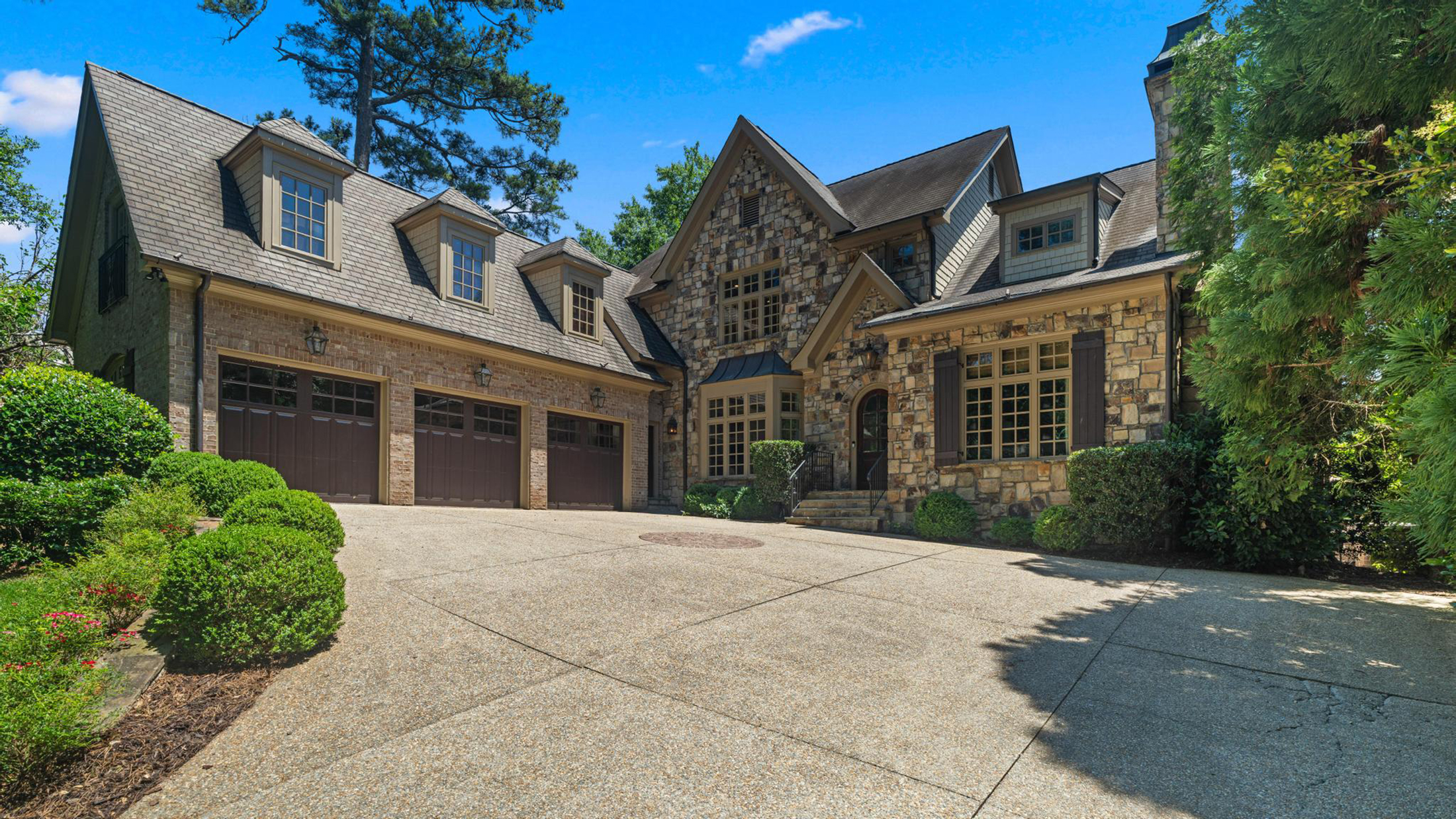  Sophisticated Newer Custom-built Home in Desirable Garden Hills - 物件實景
