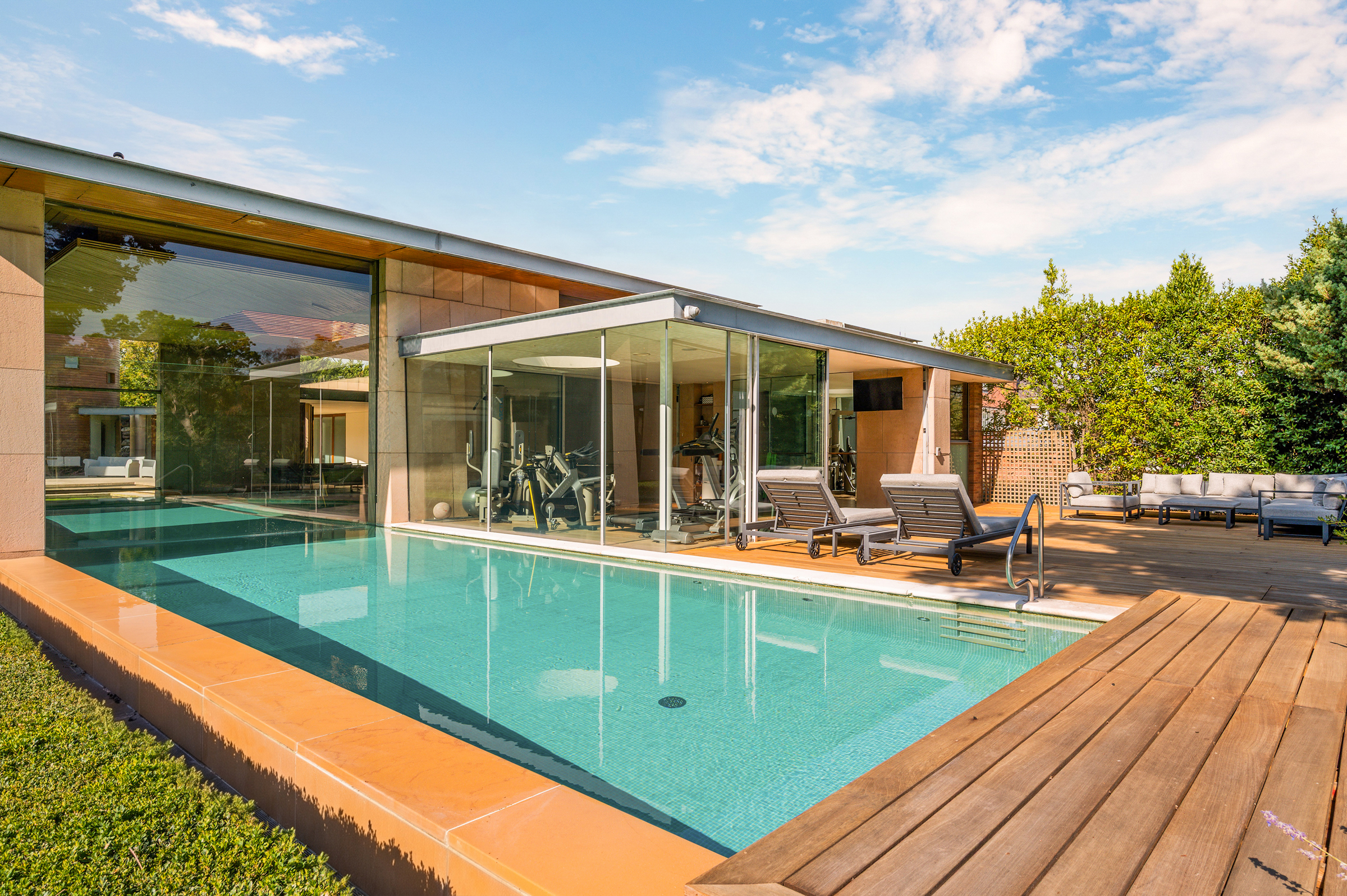  An architectural house on The Bishops Avenue with an indoor-outdoor pool - 物件實景