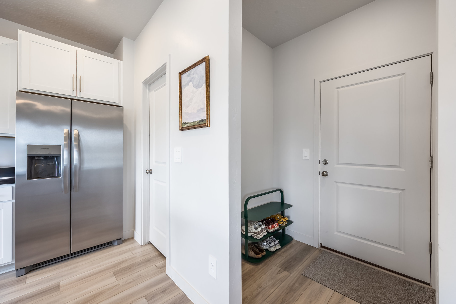  Modern 2023-Built Home with Protected Mountain Views, Walking Distance to School - 物件實景