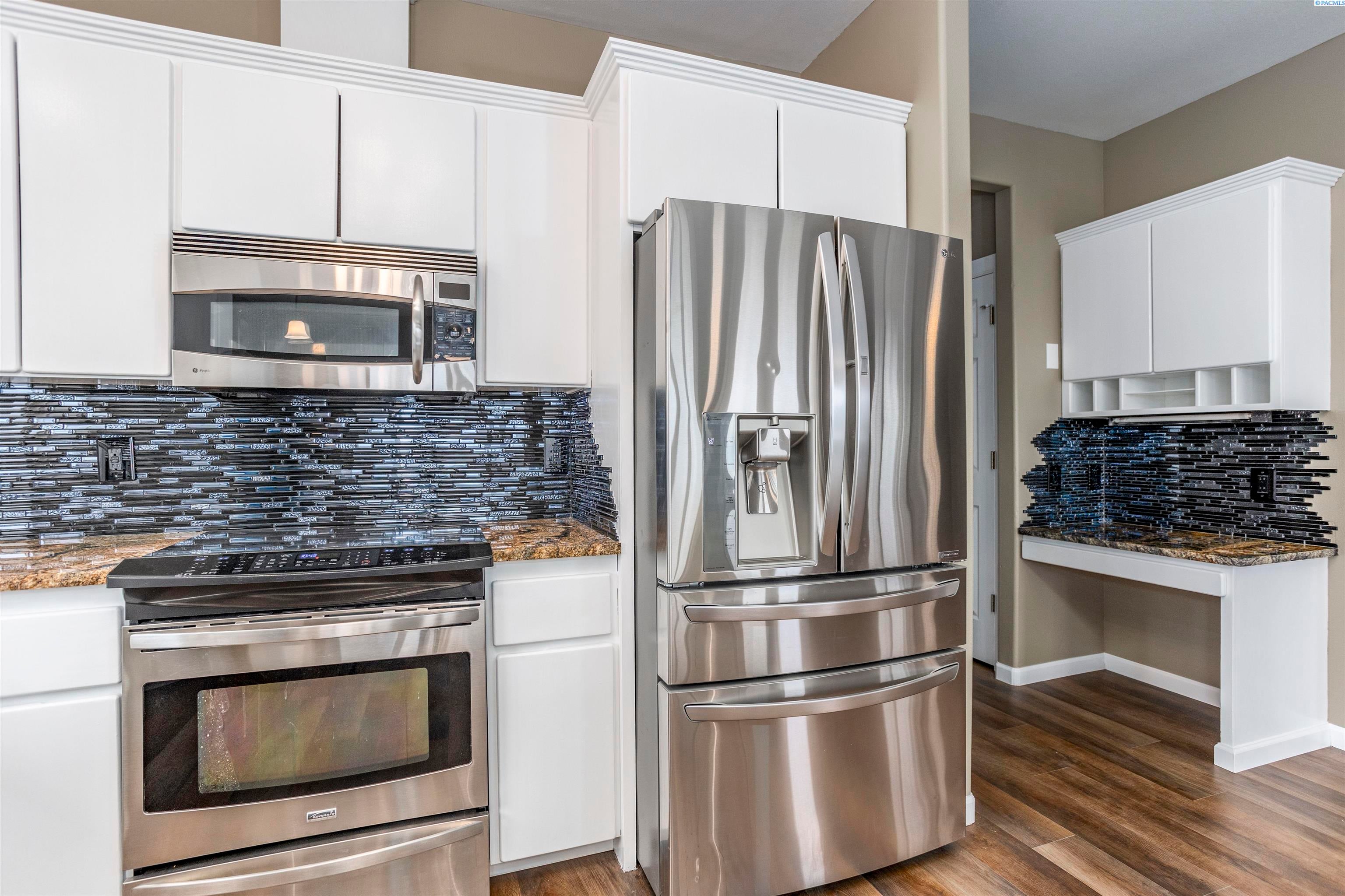 West Richland, Washington, 99353, United States, 5 Bedrooms Bedrooms, ,3 BathroomsBathrooms,Residential,For Sale,1923424