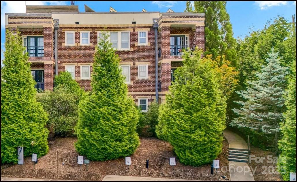 Hendersonville, North Carolina, 28739, United States, 2 Bedrooms Bedrooms, ,2 BathroomsBathrooms,Residential,For Sale,1944998