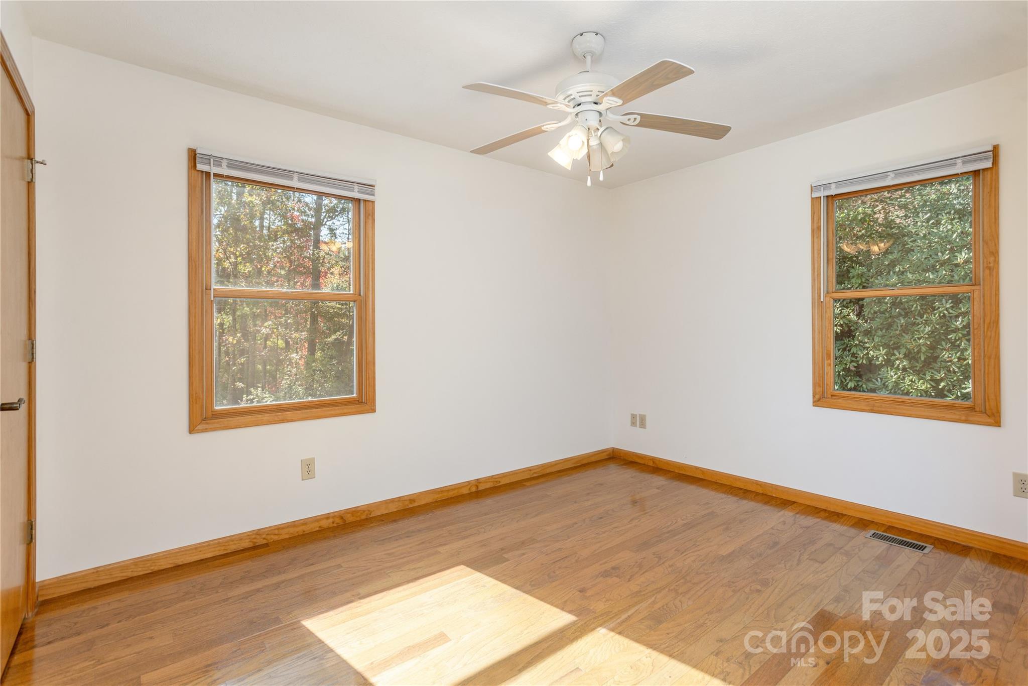 Hendersonville, North Carolina, 28792, United States, 3 Bedrooms Bedrooms, ,3 BathroomsBathrooms,Residential,For Sale,1975298