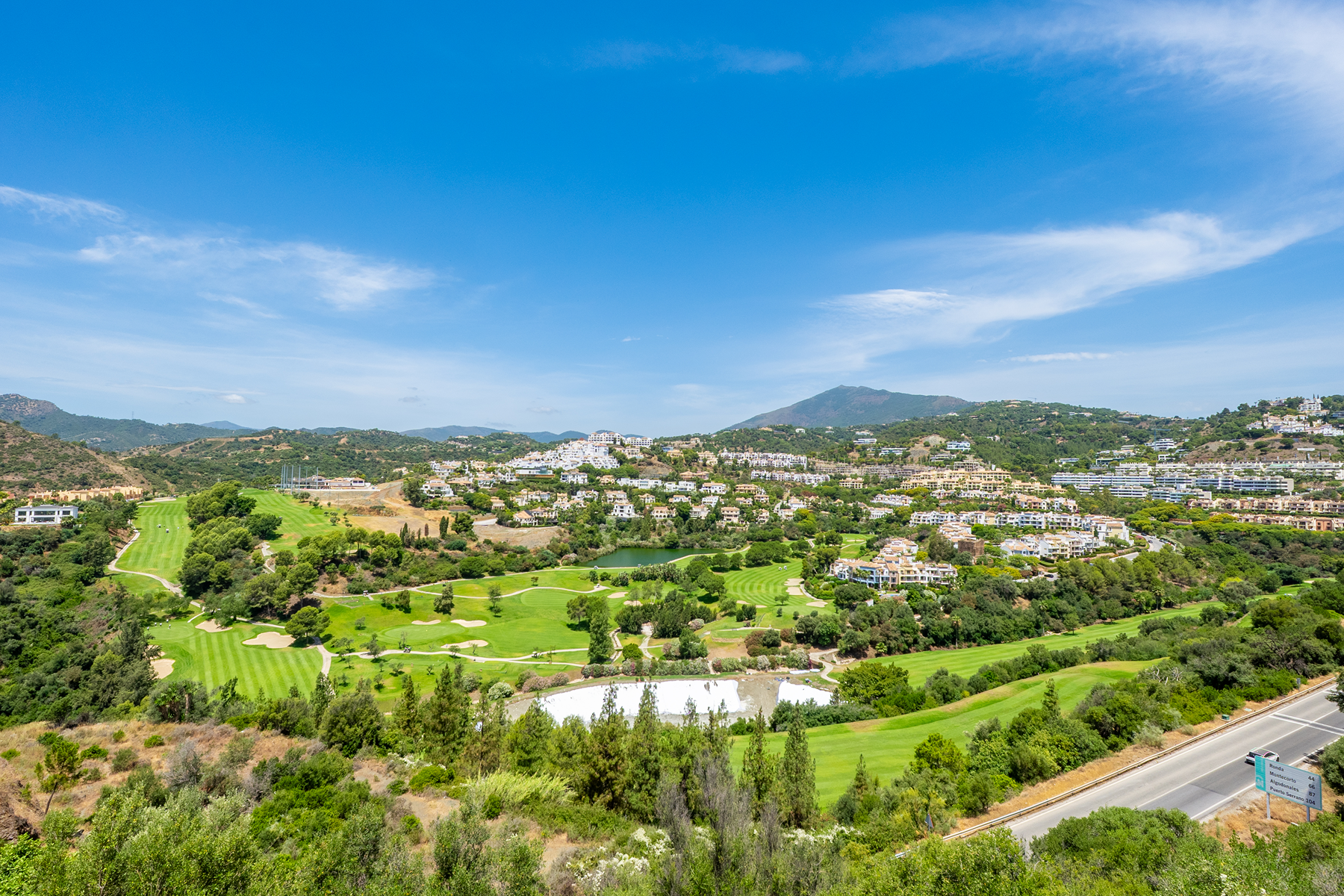  Townhouse with panoramic golf views and sunset terraces in Benahavís - 物件實景