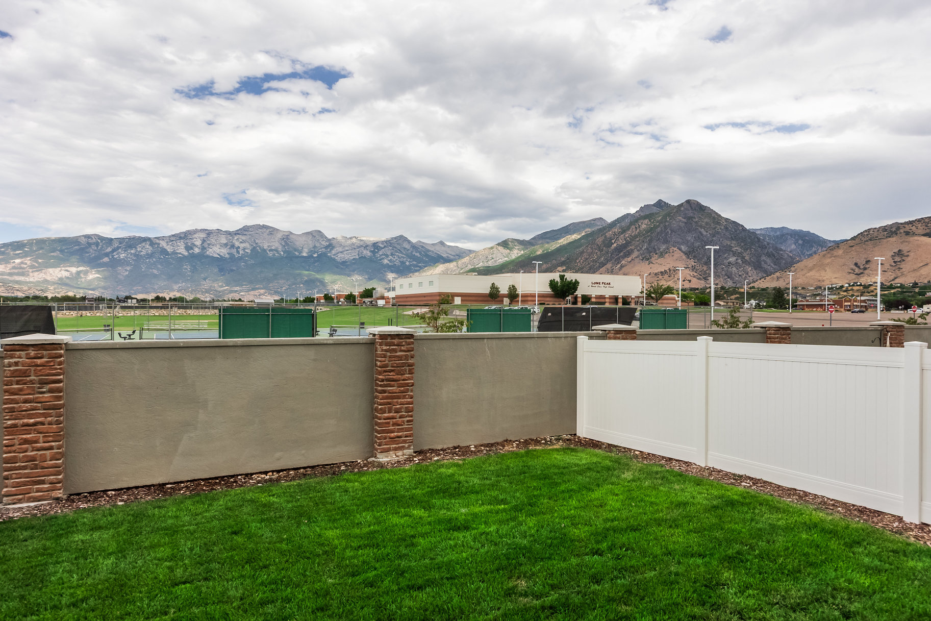  Modern 2023-Built Home with Protected Mountain Views, Walking Distance to School - 物件實景