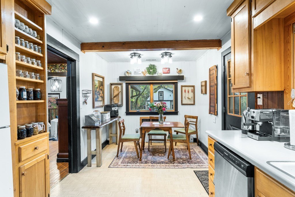 Brasstown, North Carolina, 28902, United States, 3 Bedrooms Bedrooms, ,3 BathroomsBathrooms,Residential,For Sale,1986118