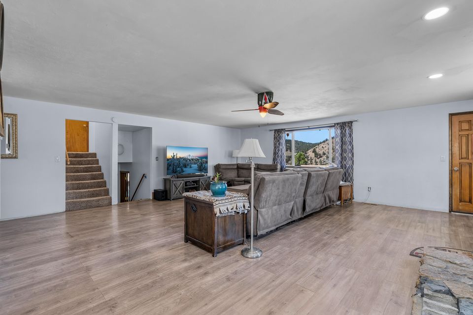 Prineville, Oregon, 97754, United States, 3 Bedrooms Bedrooms, ,3 BathroomsBathrooms,Residential,For Sale,1850319