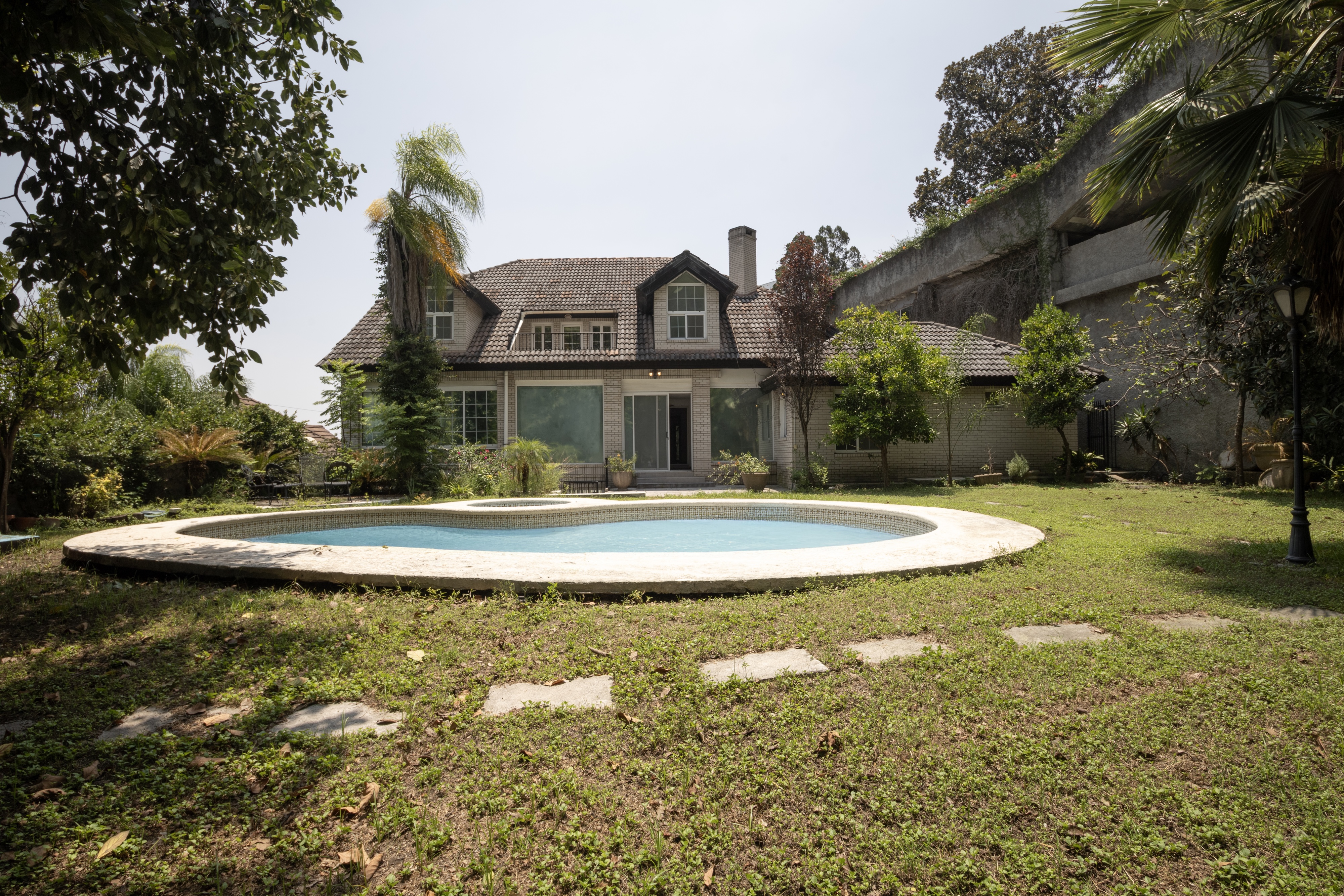  Traditional Estate with Garden and Mountain Access - 物件實景