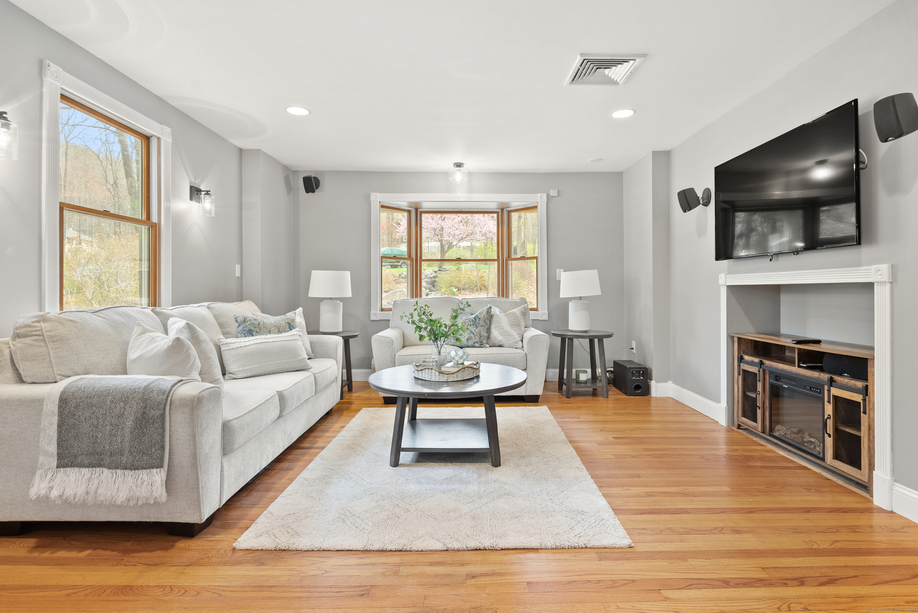 Somers, Connecticut, 06071, United States, 4 Bedrooms Bedrooms, ,4 BathroomsBathrooms,Residential,For Sale,1927442